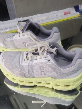Womens 8 On Running Cloudgo road-running shoes  light gray/lime.  Great Shoe.